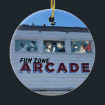 Adorno De Cerámica Balboa Fun Zone, Newport Beach, California<br><div class="desc">La antigua señaligen de la sala de juegos en la Balboa Fun Zone en la península de Balboa en Newport Beach, California. La Zona de Diversión se construyó originalmente en 1936 y desde entonces ha sido actualizada y vendida a nuevos propietarios varias veces. Tiene una rueda de la fortuna, sala...</div>