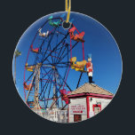 Adorno De Cerámica Balboa Fun Zone, Newport Beach, California<br><div class="desc">The Ferris wheel at the Balboa Fun Zone on the Balboa Peninsula in Newport Beach, California. The Fun Zone was originally built in 1936 and has since been updated and sold to new owners multiple times. It has a Ferris wheel, arcade, bumper cars, and multiple souvenir shops. There are also...</div>