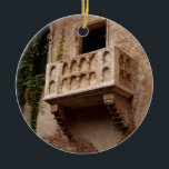 Adorno De Cerámica Balcón de Julieta; ¿Dónde está Romeo?<br><div class="desc">Shakespeare cuenta una historia de "amantes de dos estrellas" en "justo Verona". Este bello balcón de piedra fue erigido en 1937 en nombre de Julieta. Da a un patio en el que los amantes dejan notas al espíritu de Romeo y Julieta. Este adorno cerámico es completamente personalizable y está disponible...</div>