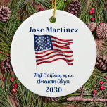 Adorno De Cerámica Bandera estadounidense primero Personalizado de Na<br><div class="desc">Presentamos nuestro ornamento de Bandera Americana, una manera perfecta de celebrar tu primera Navidad como ciudadano norteamericano! Este ornamento presenta los icónicos colores rojo, blanco y azul de las Estrellas y las Estripas, lo que hace que sea una buena forma de mostrar tu orgullo patriótico. El adorno también incluye espacio...</div>