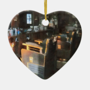 Adorno De Cerámica Barbería Con Sun Streaming A Través De La Ventana