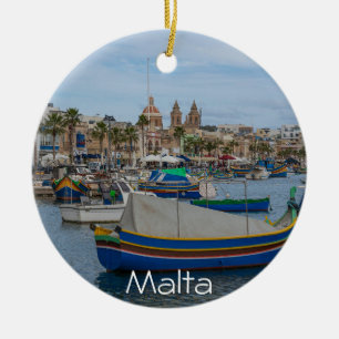 Adorno De Cerámica Barcos de pesca tradicionales y coloridos en Malta