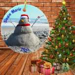 Adorno De Cerámica Beach Sand Santa "Snowman" de playa personalizada<br><div class="desc">Hacer de este muñeco de nieve Santa no era tan fácil como pensábamos,  ¡pero lo pasamos muy bien trabajando en ello! Personaliza fácilmente el texto.</div>