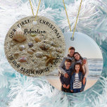 Adorno De Cerámica Beach Seasheles Primera Navidad Nueva foto en casa<br><div class="desc">Este adorno navideño costero,  con pequeñas conchas marinas enclavadas en la arena de la playa,  es un gran placer para tu primera Navidad en tu nueva casa de playa. Añadir una foto en la parte posterior con la plantilla fácil de usar.</div>