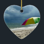 Adorno De Cerámica Beach Umbrella Heart<br><div class="desc">Ornamento de cerámica para el corazón del paraguas de la playa</div>