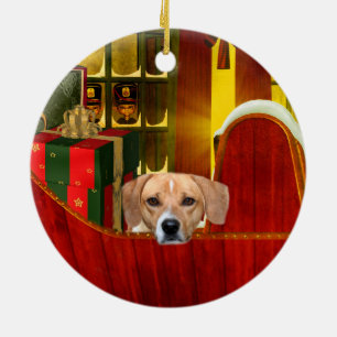 Adorno De Cerámica Beagle en un trineo del navidad