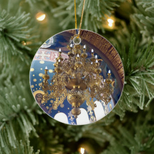 Adorno De Cerámica Bella lámpara de araña en la catedral