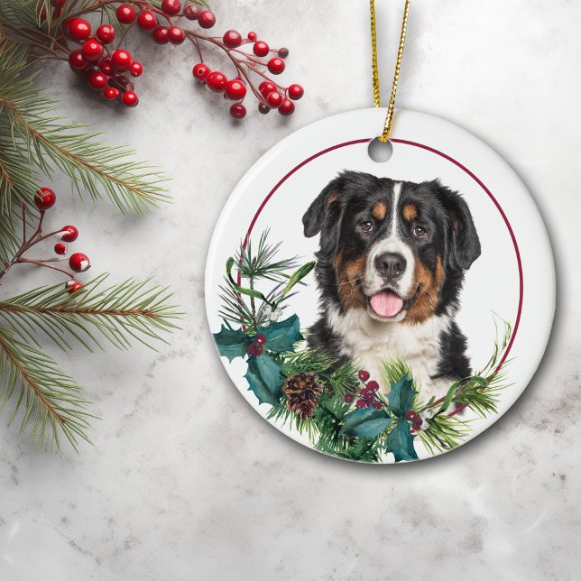 Adorno De Cerámica Bernese Mountain Dog Evergreen Berry Wreath (Subido por el creador)