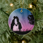 Adorno De Cerámica Bésame<br><div class="desc">Silhouette de una pareja besándose. Diseño perfecto para bodas,  fiestas de compromiso,  día de San Valentín o cualquier otra ocasión romántica.</div>
