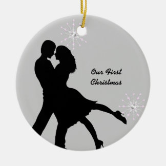 Adorno De Cerámica Besando los pares, casados nuestro primer navidad