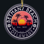 Adorno De Cerámica Bethany beach Delaware Sunset Beach Palm Tree 80<br><div class="desc">Estos souvenirs personalizados Bethany Delaware Retro 60 de palmeras. Bethany Delaware, recuerdos de playa retro. diseño de viajes para los amantes del verano. Este diseño retro de época es una gran idea de vacaciones, cumpleaños y vacaciones de verano. - Puede personalizar la plantilla agregando un nombre de su ciudad o...</div>