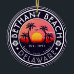 Adorno De Cerámica Bethany beach Delaware Sunset Beach Palm Tree 80<br><div class="desc">Estos souvenirs personalizados Bethany Delaware Retro 60 de palmeras. Bethany Delaware, recuerdos de playa retro. diseño de viajes para los amantes del verano. Este diseño retro de época es una gran idea de vacaciones, cumpleaños y vacaciones de verano. - Puede personalizar la plantilla agregando un nombre de su ciudad o...</div>