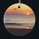 Adorno De Cerámica Bethany Beach Sunrise II<br><div class="desc">Algunas playas de la costa este están llenas de gente y edificios y otras están llenas de naturaleza. Aquí hay una foto de una playa tranquila de Delaware, Bethany Beach, durante la temporada baja de abril. Esta foto es la segunda de una serie de dos. Esta imagen también aparece en...</div>