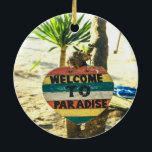 Adorno De Cerámica Bienvenidos al paraíso Beach Ocean<br><div class="desc">Bienvenido al paraíso Beach Ocean. Hermosa playa de arena suave con una palmera verde al fondo. Este cartel está pintado de rojo,  amarillo,  azul y blanco y dice BIENVENIDA AL PARAÍSO.</div>