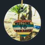 Adorno De Cerámica Bienvenidos al paraíso Beach Ocean<br><div class="desc">Bienvenido al paraíso Beach Ocean. Hermosa playa de arena suave con una palmera verde al fondo. Este cartel está pintado de rojo,  amarillo,  azul y blanco y dice BIENVENIDA AL PARAÍSO.</div>