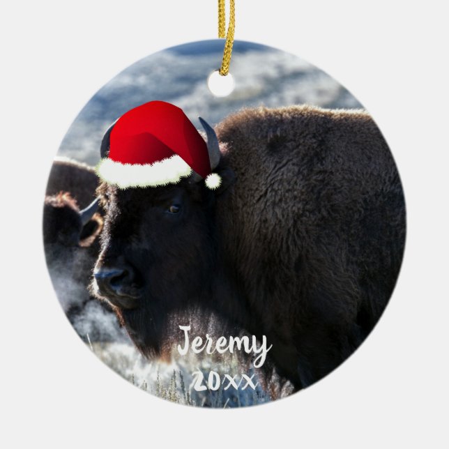 Adorno De Cerámica Bison estadounidense en Santa Hat  (Frente)