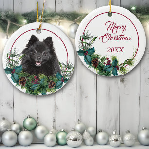 Adorno De Cerámica Black Pomeranian Dog Evergreen Berry Wreath