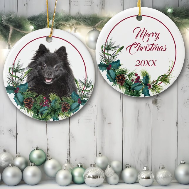 Adorno De Cerámica Black Pomeranian Dog Evergreen Berry Wreath (Subido por el creador)
