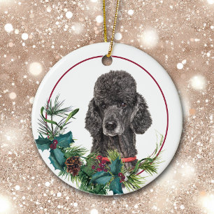 Adorno De Cerámica Black Standard Poodle Dog Evergreen Berry Wreath