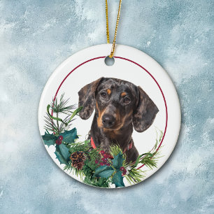Adorno De Cerámica Black Tan Dachshund Dog Evergreen Berry Wreath