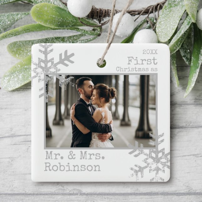 Adorno De Cerámica Blancos 1.ª Navidad Sr. y Mrs. Photo (Rustic snowflake newlywed holiday keepsake photo ornament perfect for gifts to bring joy to others.)