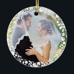 Adorno De Cerámica Boda con marco de Berry blanco foto con texto Pers<br><div class="desc">Un círculo de bayas de bonito,  blancas,  gráficas,  florales y hojas enmarcan delicadamente tu foto boda favorita para crear un conservador perfecto o regalar como regalo a los recién casados en celebración de su primera Navidad juntos. Fotografía de Shanna Russell Photography</div>