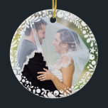 Adorno De Cerámica Boda con marco de Berry blanco foto con texto Pers<br><div class="desc">Un círculo de bayas de bonito,  blancas,  gráficas,  florales y hojas enmarcan delicadamente tu foto boda favorita para crear un conservador perfecto o regalar como regalo a los recién casados en celebración de su primera Navidad juntos. Fotografía de Shanna Russell Photography</div>