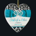 Adorno De Cerámica Boda de corazones de amor turquesa, Damask negro<br><div class="desc">Estos adornos personalizados y románticos en forma de corazón "Nuestra primera Navidad" tienen un patrón de damasco blanco y negro en la parte superior e inferior con una cinta turquesa y una imagen de arco con imágenes de corazones unidos en la parte superior. Debajo de la cinta, las palabras "Nuestra...</div>
