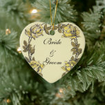 Adorno De Cerámica Boda de época, guirnalda Rosa de jardín de época a<br><div class="desc">El amor al ilustracion vintage y el diseño romántico con delicados rosas amarillos en forma de corona circular u oval. Las flores, tallos y hojas casi crean una forma cardíaca. Expresa tu amor eterno con una flor que define el romance. La elección es muy agradable para un boda primaveral o...</div>