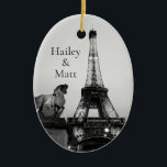Adorno De Cerámica Boda de la Torre Eiffel animado de París<br><div class="desc">Una vista única de la Torre Eiffel se iluminó para el Día de San Valentín. Estos adornos son perfectos para bodas y aniversarios. Esta fotografía romántica fue tomada mientras estaba en mi luna de miel en París en Día de San Valentín. No se vuelve más romántico que eso.</div>