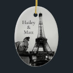 Adorno De Cerámica Boda de la Torre Eiffel animado de París<br><div class="desc">Una vista única de la Torre Eiffel se iluminó para el Día de San Valentín. Estos adornos son perfectos para bodas y aniversarios. Esta fotografía romántica fue tomada mientras estaba en mi luna de miel en París en Día de San Valentín. No se vuelve más romántico que eso.</div>