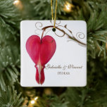 Adorno De Cerámica Boda de las flores de sangre roja<br><div class="desc">Conmemorar el día en que te casaste con el romántico ornamento de la Plaza Boda de la Flor del Corazón Sangrante Rojo. Este elegante ornamento de matrimonio florido y personalizado cuenta con una fotografía floral de una flor de corazón sangrante roja, o dicentra, con un fondo blanco y remolinos de...</div>