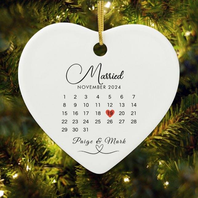Adorno De Cerámica Boda del calendario casado Fecha Keepsake Blanco (Married Calendar Wedding Date Keepsake White Ceramic Ornament)