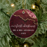 Adorno De Cerámica Boda Geode de color burdeos de mármol negro<br><div class="desc">La moderna y elegante acuarela Borgoña y el Agate de Mármol de Oro Geode Nuestro primer ornamento Boda de Navidad</div>