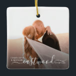 Adorno De Cerámica Boda Photo Keepsake<br><div class="desc">Tu foto boda favorita se convierte en un hermoso recordatorio de tu primera Navidad como pareja casada. Diseñado en un estilo moderno y elegante, con letras de escritura suave y tonos neutros, este toque de elegancia añade un toque refinado a su decoración de vacaciones. Una pieza atemporal para recortar el...</div>