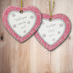 Adorno De Cerámica Boda Propuesta Damask Rosa Faux Diamond<br><div class="desc">¡Qué manera maravillosa y romántica de proponer matrimonio a tu novia! Este adorno de bonito presenta un corazón blanco enmarcado en imágenes falsas de una joya de diamante sobre un fondo de damasco floral de color rosa y plata rosa. Dentro del corazón blanco está tu texto en gris plateado coincidente,...</div>