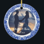 Adorno De Cerámica Boda Romántico de pájaros con foto de color azul y<br><div class="desc">Inspirado por la historia clásica y romántica de los pájaros amorosos en la cerámica Blue Willow, este adorno fotográfico en blanco y azul crujiente y atemporal muestra tu foto, nombres y fecha por un lado, y los pájaros voladores inmortalizados por el otro. Ambos lados tienen las fronteras de la chinoiserie...</div>