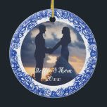 Adorno De Cerámica Boda Romántico de pájaros con foto de color azul y<br><div class="desc">Inspirado por la historia clásica y romántica de los pájaros amorosos en la cerámica Blue Willow, este adorno fotográfico en blanco y azul crujiente y atemporal muestra tu foto, nombres y fecha por un lado, y los pájaros voladores inmortalizados por el otro. Ambos lados tienen las fronteras de la chinoiserie...</div>
