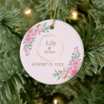 Adorno De Cerámica Boda rosa floral<br><div class="desc">Ornamento boda Floral Rosa, Esta elegante e idílica invitación a la boda es perfecta y una gran idea para su día de bodas. Se trata de un festín matrimonial, compromiso, El día de San Valentín, partido Bachelor, fiesta de la Bachelorette, ducha de novias, compromiso, Invitación de compromiso, Boda Salven la...</div>