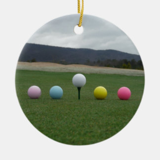 Adorno De Cerámica bolas de golf de colores vivos en una montaña