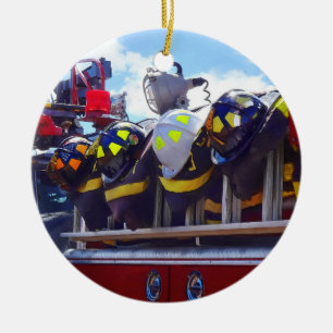 Adorno De Cerámica Bomberos - Casco en un camión de bomberos