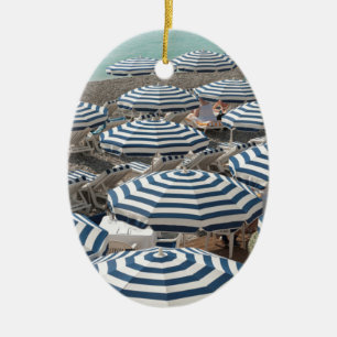 Adorno De Cerámica Bonitas sombrillas de color azul y blanco en la pl