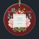 Adorno De Cerámica Bonito flama la primera Navidad de un bebé<br><div class="desc">Este hermoso adorno cuenta con bonitas peonías rosadas de color acuático y hojas grises y verdes sobre un fondo borgoñón. En el centro hay un marco cuadrado con Relieve metalizado de oro falso, que puede personalizar con el nombre de su bebé y cualquier mensaje o año utilizando la plantilla. (NOTA:...</div>