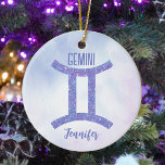 Adorno De Cerámica Bonito Gemini Astrología Rótulo Púrpura Personaliz<br><div class="desc">Este adorno navideño Gemini de bonito morado y lavanda presenta su signo astrológico del Zodiac en un brillo hermoso como las constelaciones. Personalizar este lindo símbolo de astrología regalo con tu nombre en escritura cursiva para alguien con un cumpleaños de finales de mayo o principios de junio.</div>
