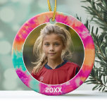 Adorno De Cerámica Borde de tinte con foto y año - verde azulado rosa<br><div class="desc">Añade un cuadro a esta bonita decoración de vacaciones,  perfecta para los niños. Un divertido y colorido borde de acento de tintes de corbata hace un adorno memorable para tu árbol. Una moderna letra mínima para el año con un lugar para subir una foto cuadrada.</div>