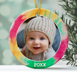 Adorno De Cerámica Borde de tinte de tie con foto y año - Verde rojo<br><div class="desc">Añade un cuadro a esta bonita decoración de vacaciones,  perfecta para los niños. Un divertido y colorido borde de acento de tintes de corbata hace un adorno memorable para tu árbol. Una moderna letra mínima para el año con un lugar para subir una foto cuadrada.</div>