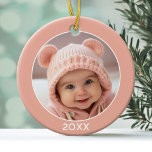 Adorno De Cerámica Borde simple con foto y Chica rosa de coral de año<br><div class="desc">Añade un cuadro a esta bonita decoración de vacaciones,  perfecta para los niños. Un sencillo borde rosa de coral claro hace de tu árbol un adorno memorable. Una moderna letra mínima para el año con un lugar para subir una foto cuadrada.</div>