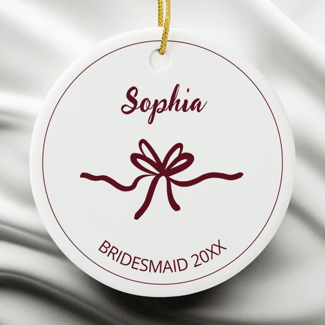 Adorno De Cerámica Borgoña Arco Blanco Moderno Azafata Nombre Año (Burgundy Bow White Modern Bridesmaid Name Year Ceramic Ornament)