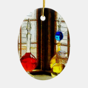 Adorno De Cerámica Botellas Coloridas En La Ventana De Una Farmacia