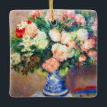 Adorno De Cerámica Bouquet de crisantemos y un ventilador japonés<br><div class="desc">Ornamento con la pintura al óleo de Pierre-Auguste Renoir, Bouquet of Chrysanthemums y un ventilador japonés (1880). En un jarrón azul y blanco se exhiben bonitas flores rojas y blancas. Cerca hay un colorido ventilador. Un regalo acogedor para los artistas clásicos de la flor y los amantes del arte francés....</div>